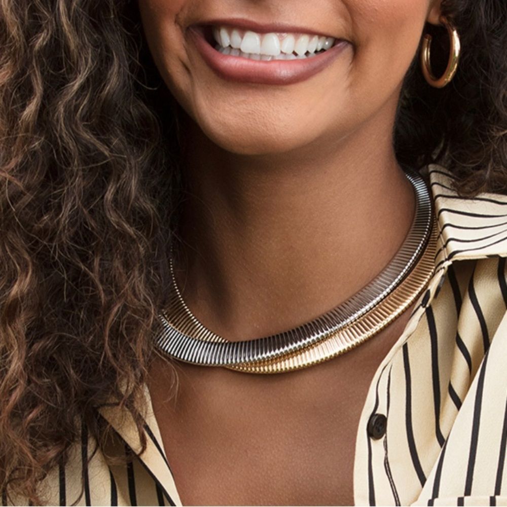 NWT 😎 SLEEK EMBRACEABLE WIDE SILVER FASHION FORWARD DESIGNER INSPIRED NECKLACE